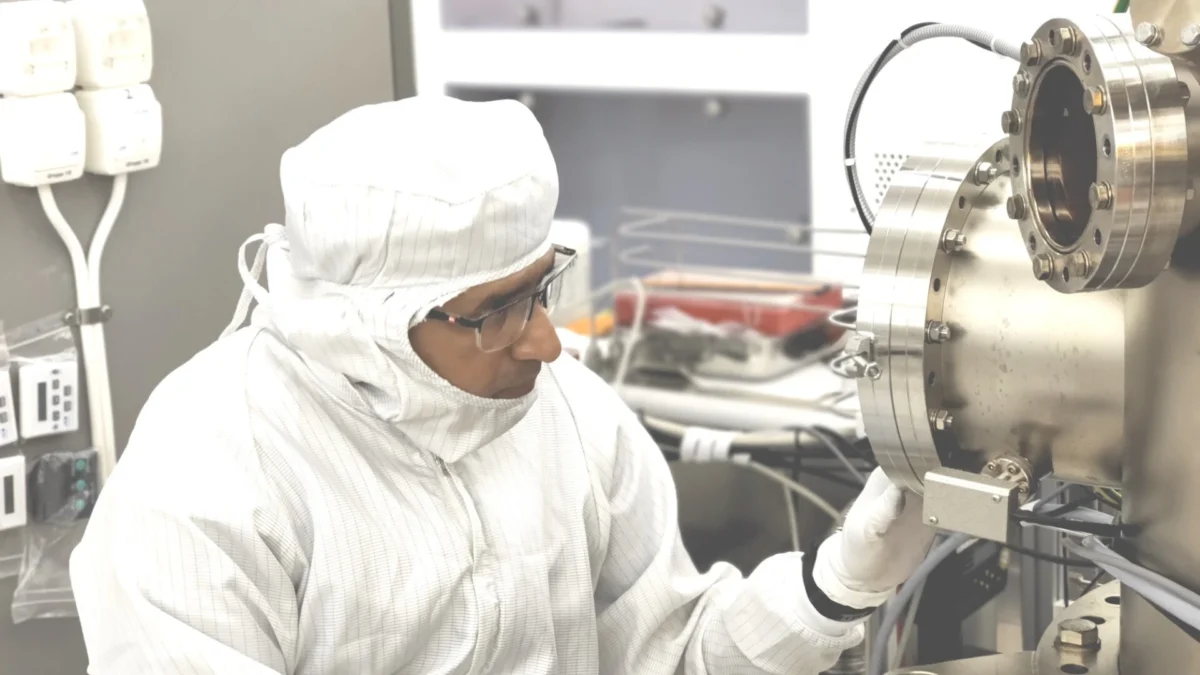 Shafiq Kabir in the MC2 laboratory, in the remodeling of Smoltek's plasma tool.